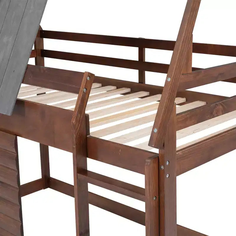 Elegantes Etagenbett in Hausform für zwei Einzelbetten mit Dach, Leiter und 2 Fenstern