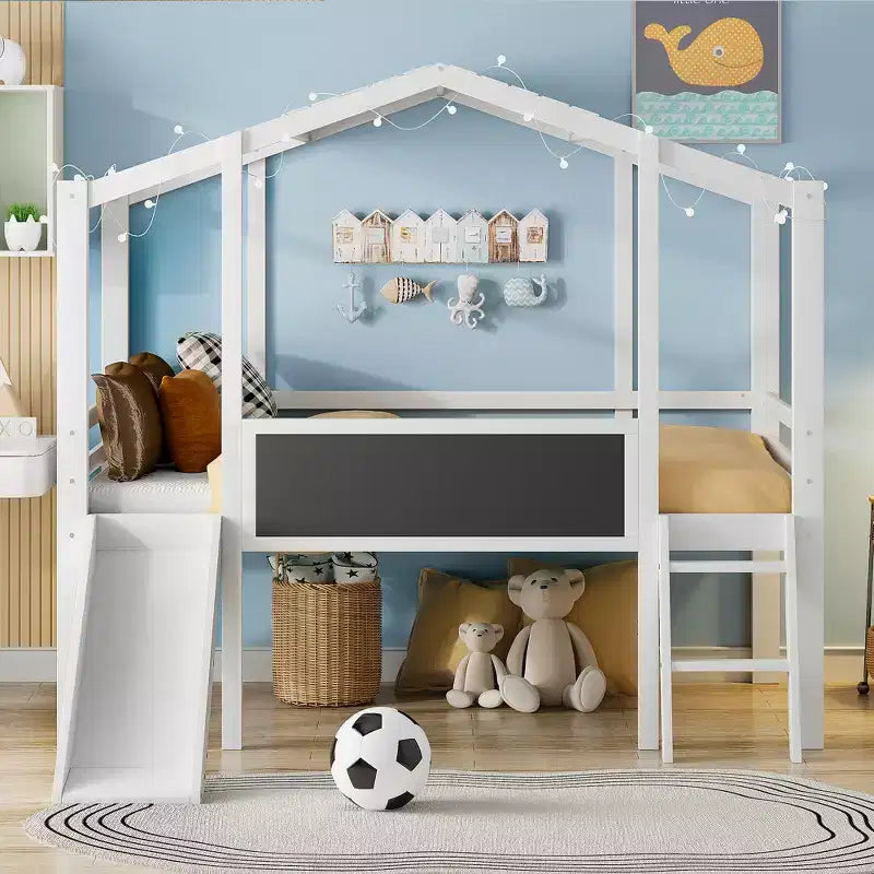 Cama alta tipo casita de 78.9L x 72.7W para cama individual, con escalera y tobogán, pizarra y tira de luz en el techo