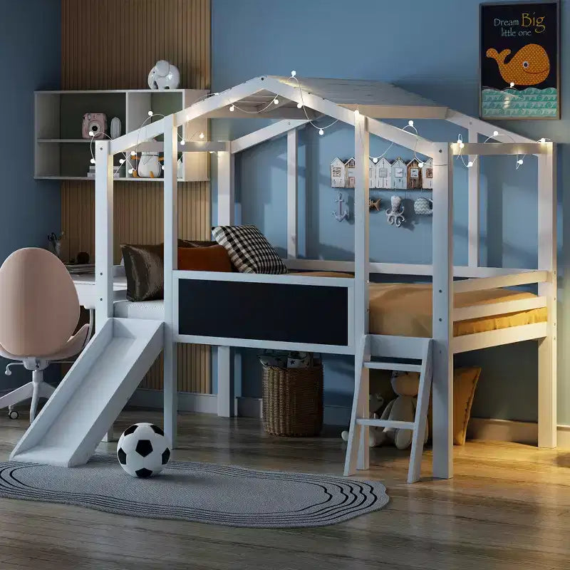 Cama alta tipo casita de 78.9L x 72.7W para cama individual, con escalera y tobogán, pizarra y tira de luz en el techo