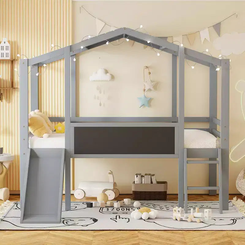 Lit mezzanine cabane pour lit jumeau, 78.9L x 72.7W, avec échelle et toboggan, tableau noir et bande lumineuse sur le toit
