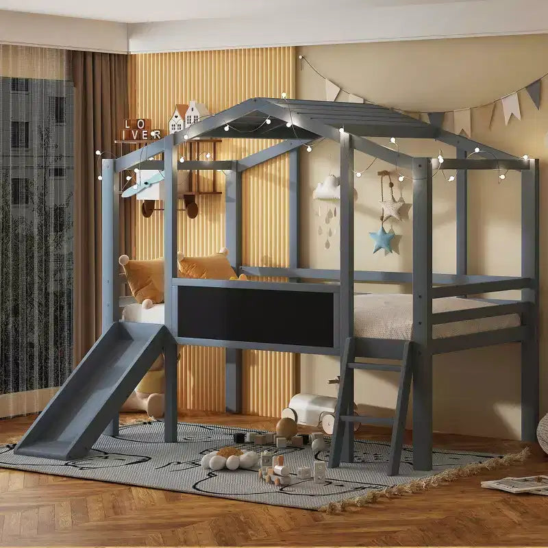 Cama alta tipo casita de 78.9L x 72.7W para cama individual, con escalera y tobogán, pizarra y tira de luz en el techo