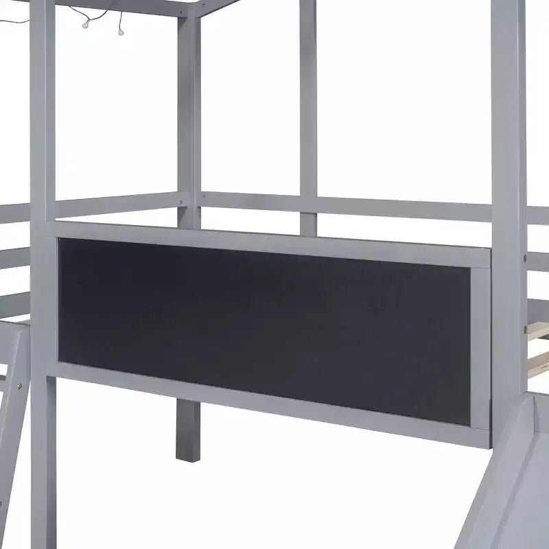 Cama alta tipo casita de 78.9L x 72.7W para cama individual, con escalera y tobogán, pizarra y tira de luz en el techo