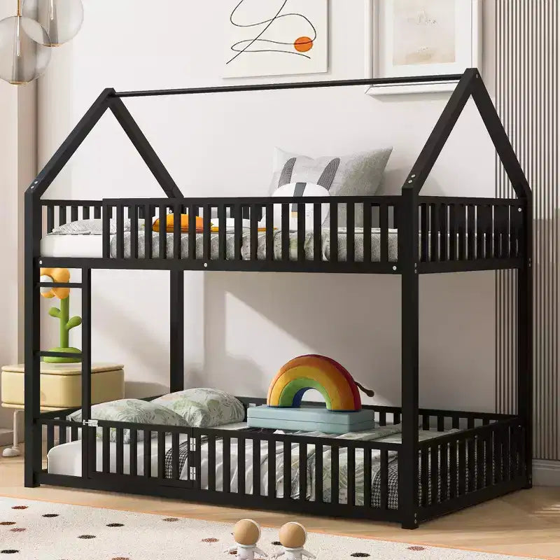 Lit superposé cabane en métal pour deux lits jumeaux, avec barrière et porte