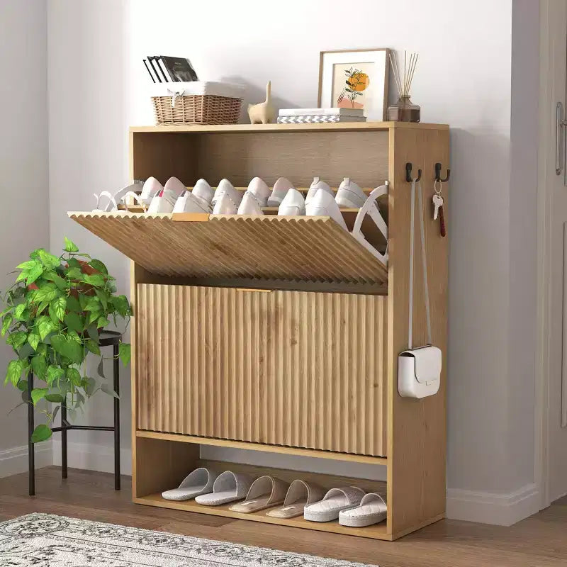 Schmaler Schuhschrank mit Rillenoptik, 2 Klappschubladen und unterem Ablagefach, versteckter Stauraum für Eingangsbereich, Flur und Kleiderschrank - freistehendes Schuhregal