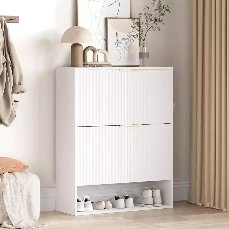 Schmaler Schuhschrank mit Rillenoptik, 2 Klappschubladen und unterem Ablagefach, versteckter Stauraum für Eingangsbereich, Flur und Kleiderschrank - freistehendes Schuhregal