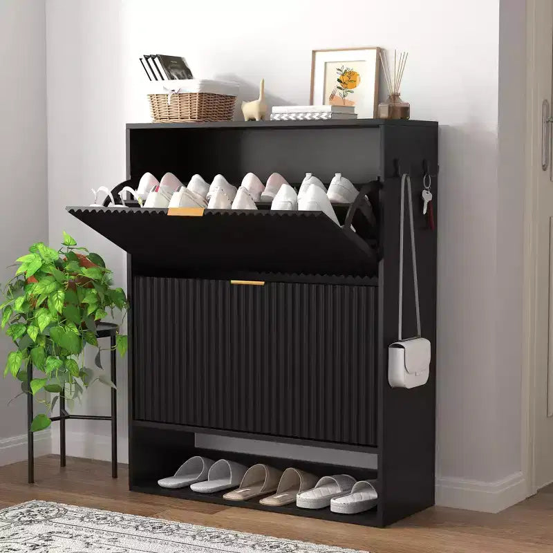 Schmaler Schuhschrank mit Rillenoptik, 2 Klappschubladen und unterem Ablagefach, versteckter Stauraum für Eingangsbereich, Flur und Kleiderschrank - freistehendes Schuhregal