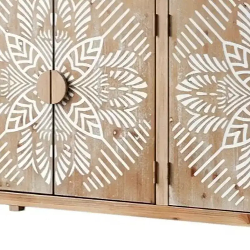 Mueble auxiliar marrón y blanco de madera tallada con motivos florales y cuatro puertas