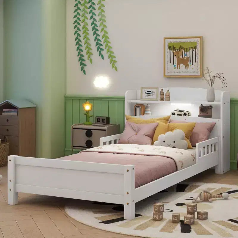 Lit plateforme deux places ou grand lit avec tête de lit bibliothèque, cadre de lit en bois pour deux places avec barrières de sécurité et éclairage LED pour chambre