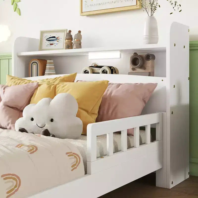 Lit plateforme deux places ou grand lit avec tête de lit bibliothèque, cadre de lit en bois pour deux places avec barrières de sécurité et éclairage LED pour chambre