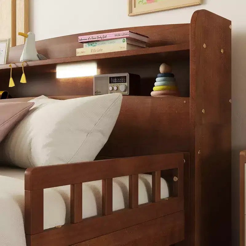 Lit plateforme deux places ou grand lit avec tête de lit bibliothèque, cadre de lit en bois pour deux places avec barrières de sécurité et éclairage LED pour chambre