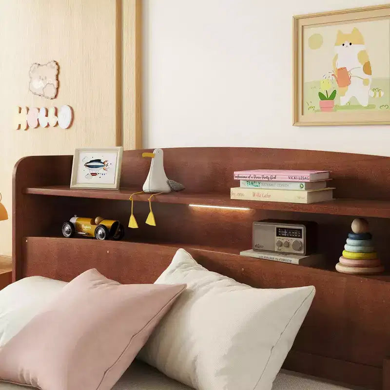Lit plateforme deux places ou grand lit avec tête de lit bibliothèque, cadre de lit en bois pour deux places avec barrières de sécurité et éclairage LED pour chambre