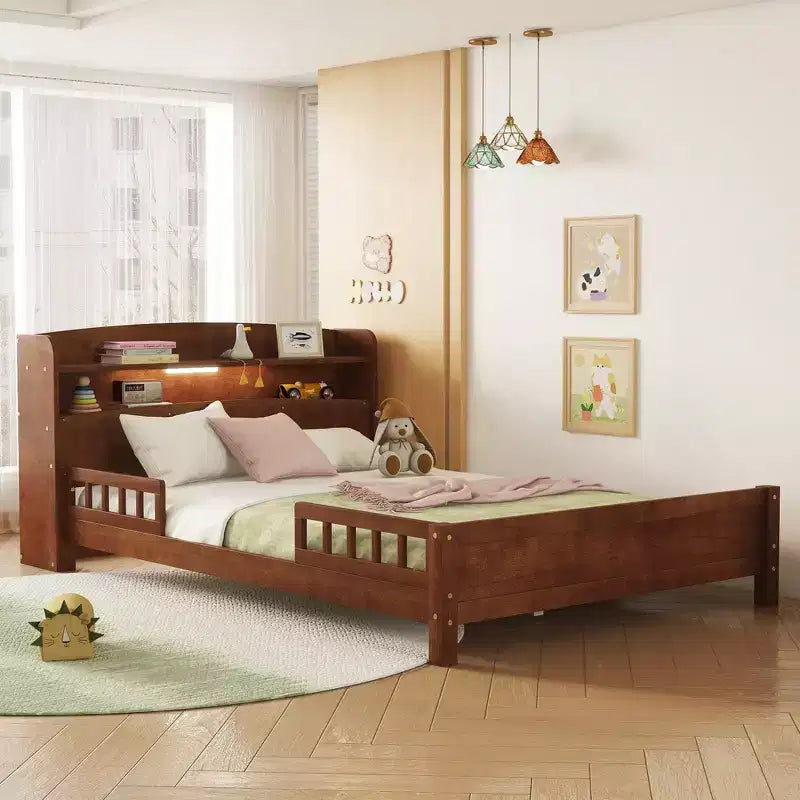 Lit plateforme deux places ou grand lit avec tête de lit bibliothèque, cadre de lit en bois pour deux places avec barrières de sécurité et éclairage LED pour chambre