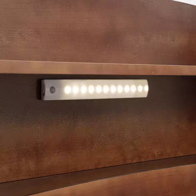 Lit plateforme deux places ou grand lit avec tête de lit bibliothèque, cadre de lit en bois pour deux places avec barrières de sécurité et éclairage LED pour chambre