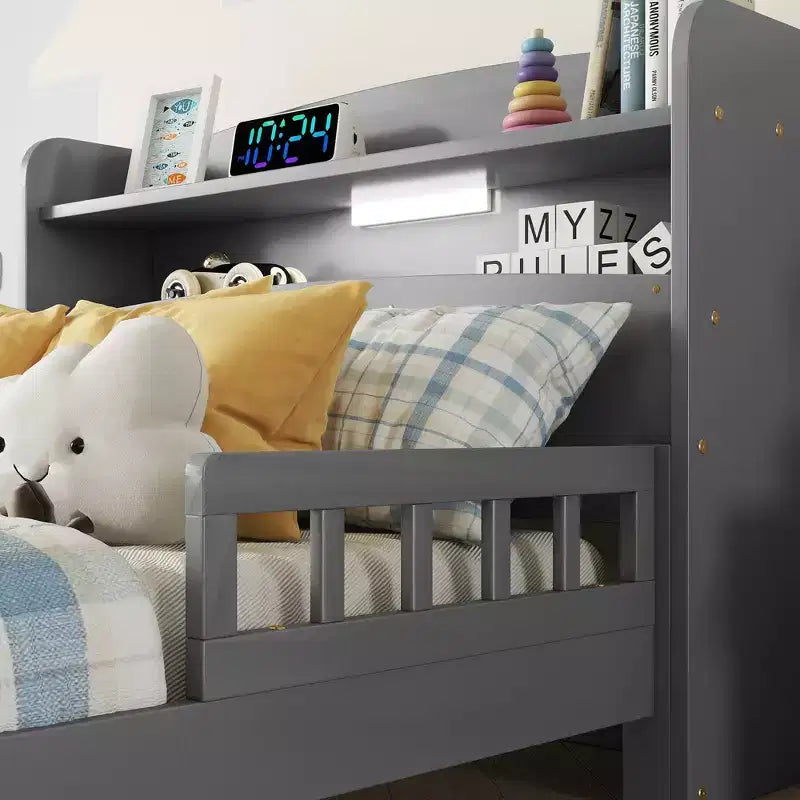 Lit plateforme deux places ou grand lit avec tête de lit bibliothèque, cadre de lit en bois pour deux places avec barrières de sécurité et éclairage LED pour chambre