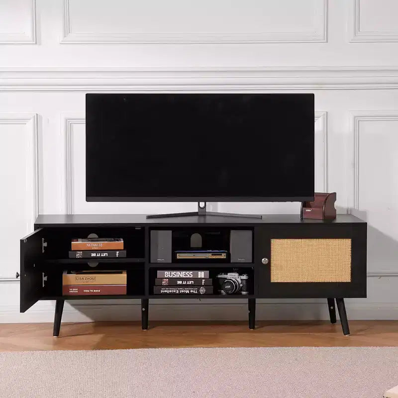 Mueble de TV de ratán para televisores de 65 in, con toma de corriente, puertos USB y estante ajustable, negro